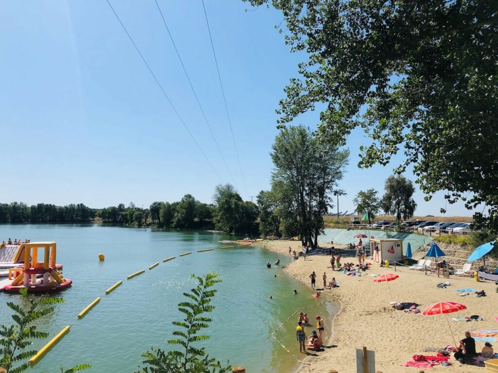 Le Beach Club et attractions de l'AquaPlayPark de Saverdun
