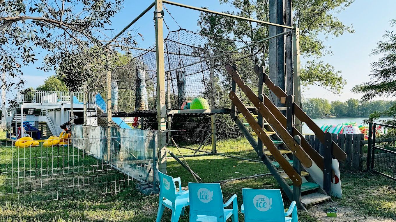 Le Beach Club et attractions de l'AquaPlayPark de Saverdun