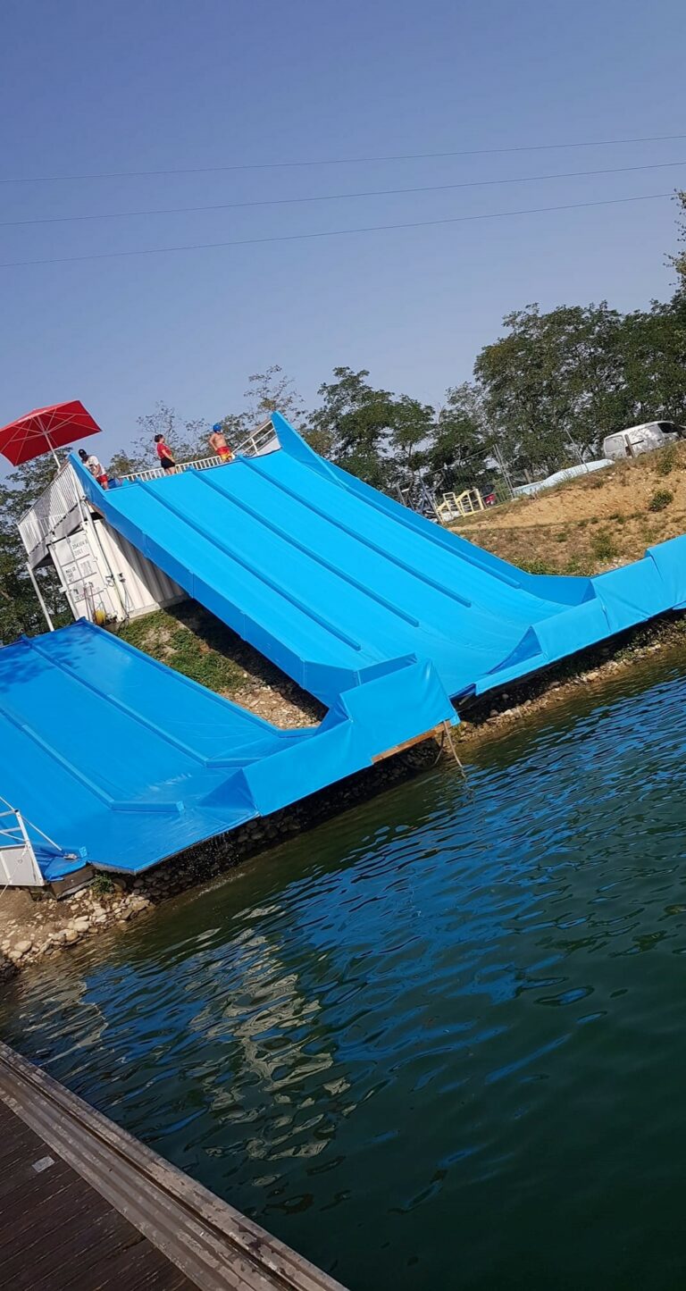 Le Water Jump de l'AquaPlayPark de Saverdun